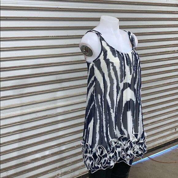 🛍️Papillon top black and white with design at hem - Picture 6 of 8